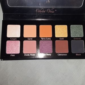 Violet Voss Essentials pallet
